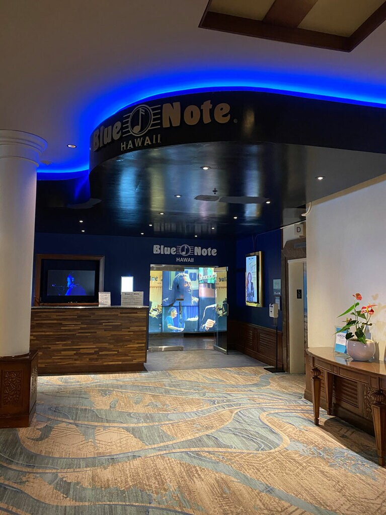 アウトリガー・ワイキキ・ビーチ・リゾート。ブルーノートも営業しています。オンラインも人気なのだとか。