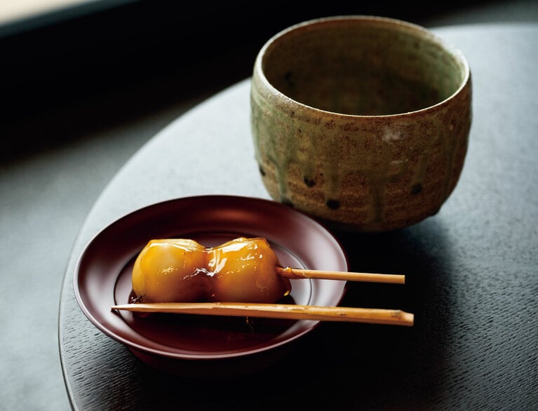 到着後にラウンジで振る舞われる抹茶と和菓子。