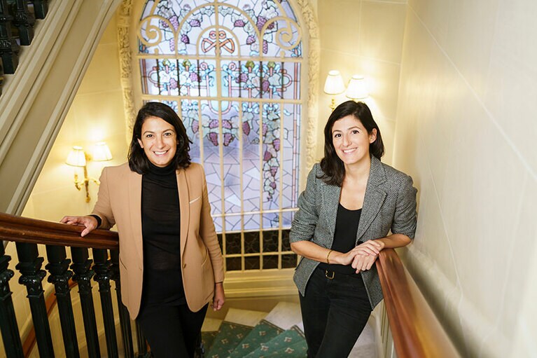 ホテルを切り盛りする姉妹、ゼイナさん（右）とサラさん。建設された当時から残るステンドグラスの前で。