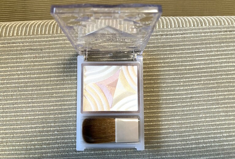 繊細な輝きで明るい表情を演出できる。