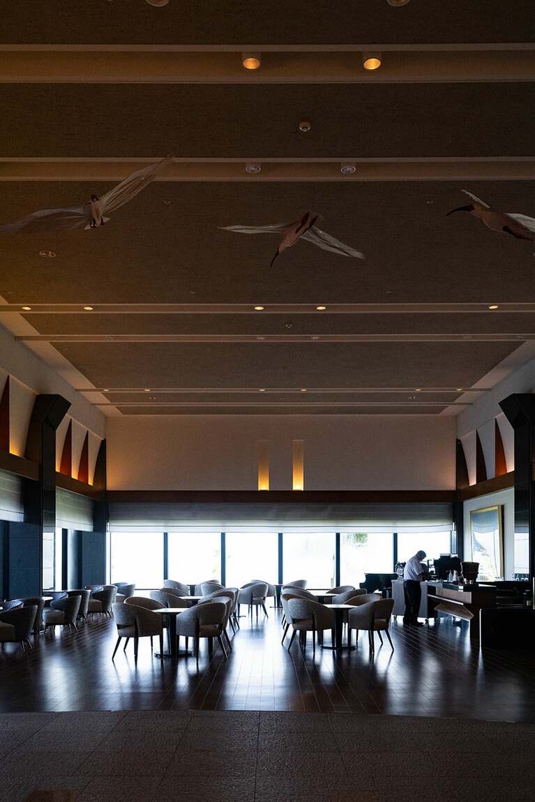 サンセットラウンジでは、佐渡のシンボルである朱鷺が天井からお出迎え。