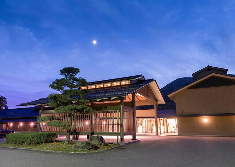 新数寄屋造りの建築が美しい贅沢旅館。