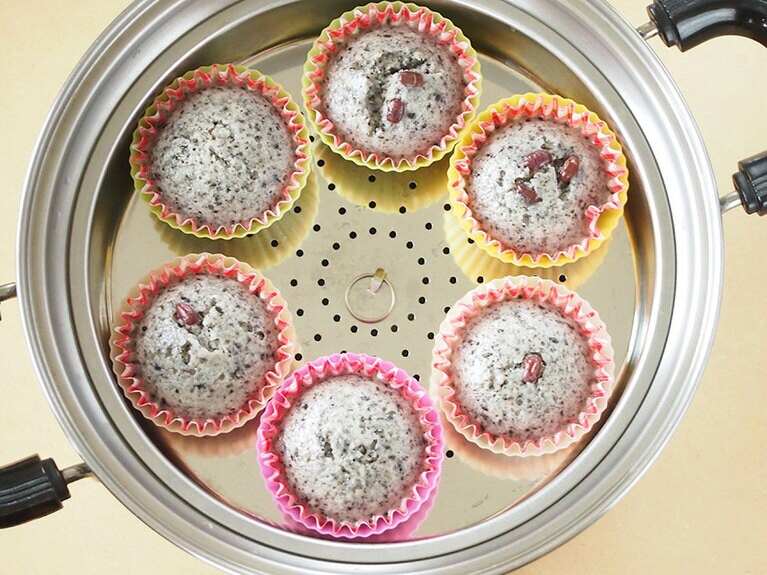 (4) 蒸し器に湯を沸かし、(3)を置いて15分強火で蒸します。15分間沸騰させ続けるので、途中でお湯が無くなってしまわないように、十分な量の水を沸かしましょう。