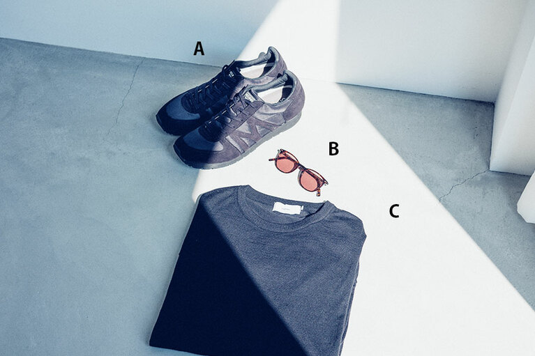 A：「スニーカー」 19,000円／MIZUNO FOR MARGARET HOWELL B：「サングラス」 40,000円／Lunor C：「ハイゲージニット」 26,000円／Graphpaper
