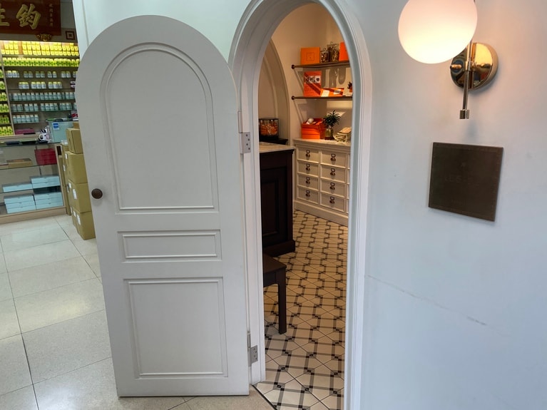 専用スペースは小さめですが、フォトジェニックな雰囲気。写真撮影を楽しむ人の姿も見られます。