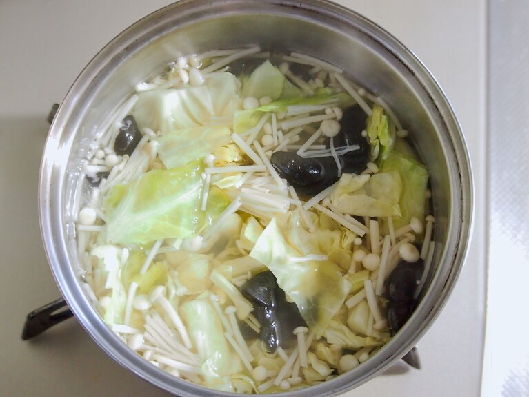 鍋にだし汁を入れ、（1）の黒木耳、（2）のキャベツとえのきを加えて加熱する。