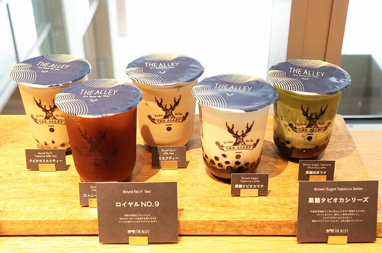 THE ALLEYのドリンク。お店のおすすめは、ベリーの香りがするオリジナル紅茶「ロイヤルNo.9」。左から「タピオカミルクティーMサイズ」  500円、「フレッシュストレートティーMサイズ」 350円、「ミルクティーMサイズ」 450円。