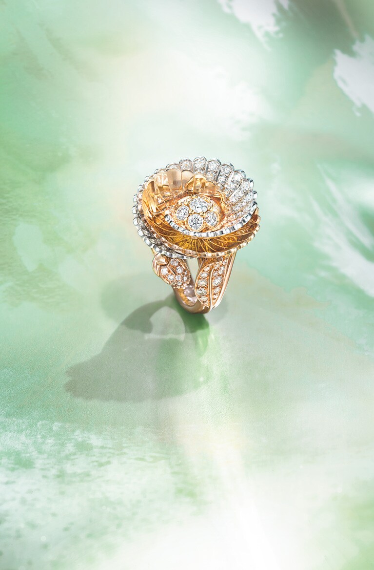 「デイジー」リング（RG×WG×DIA）31,284,000円／ヴァン クリーフ＆アーペル（ヴァン クリーフ＆アーペル ル デスク）