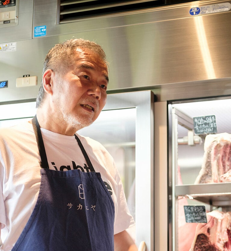 肉をさばき、育てる技術の継承にも力を注ぐ、店主・新保吉伸さん。