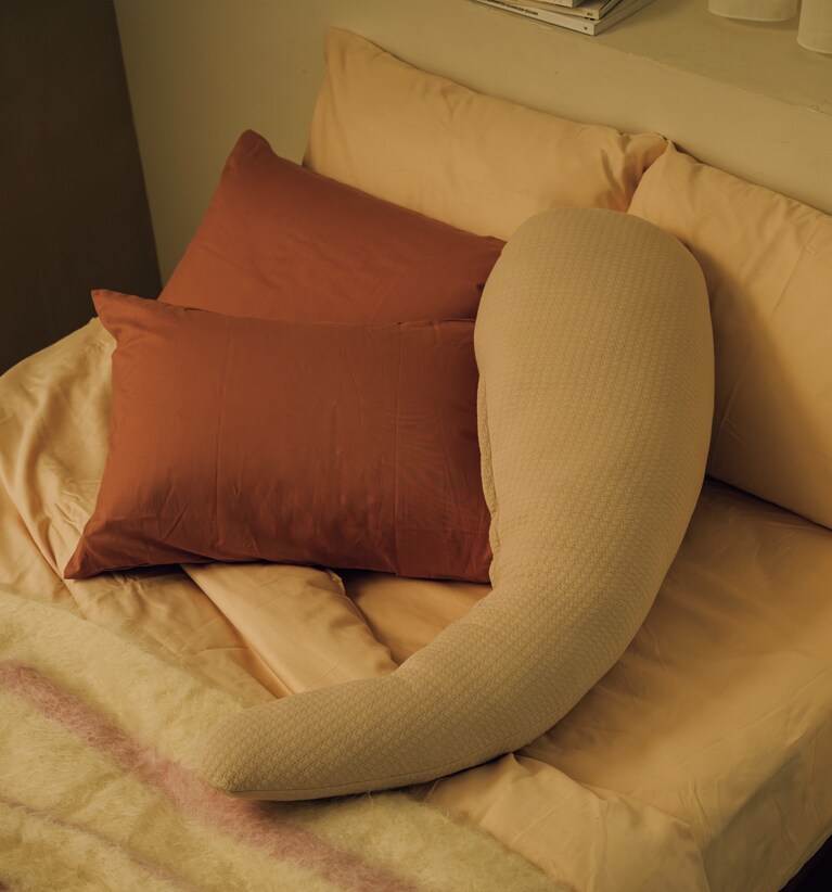 専用カバー2枚付き。約120×45cm 7,590円／昭和西川