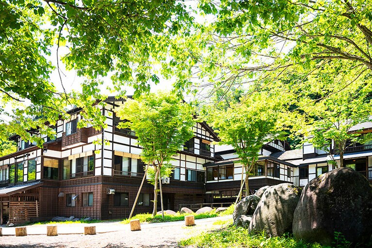 貝掛温泉［新潟／貝掛温泉］外観夏。