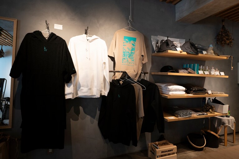 お土産需要も高いサウナグッズやアパレルアイテムがずらり。