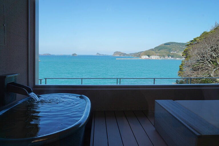 壱岐リトリート海里村上［長崎／湯本温泉］コーナー和室の露天風呂。