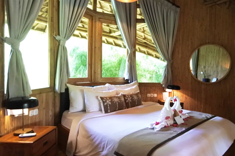 強烈な日差しも、ベッドルームには遮光カーテンがあるので安眠できます。