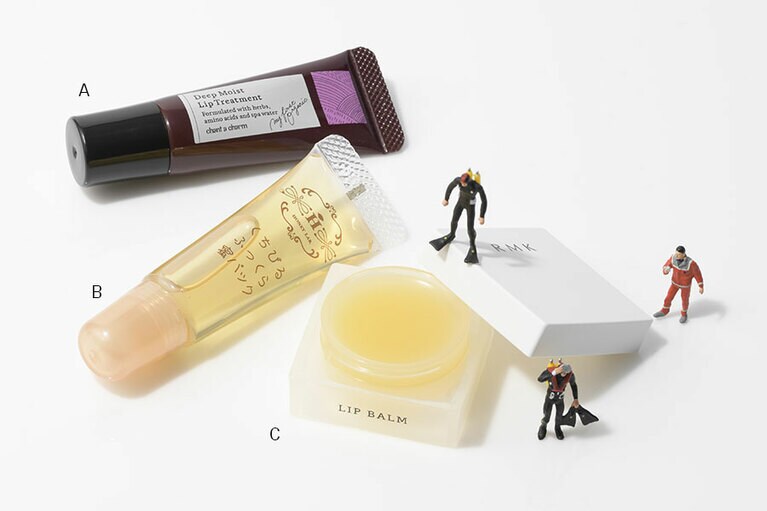 A：高い密着力で唇を包み込み、表面を均一に整える処方。100%自然成分の安心感も魅力。チャントアチャーム ディープ モイスト リップトリートメント 1,600円／ネイチャーズウェイ B：保湿効果の高いハチミツをなんと80%も配合。自然由来の保湿成分と共に働き、ぷるんとした唇に。ハニーラボ くちびるふっくら蜜パック 12mL 1,000円／山田養蜂場 C：アボカドなど数種のオイルとシアバター配合。とろけるようになじみ、ふっくら。レモンシトラスの香り。リップバーム〈LC〉 7g 2,000円／RMK Division