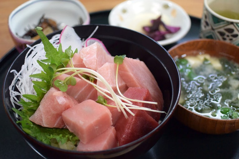数種を盛り合わせたマグロ丼。地物のひじきと生ワカメも美味でした。