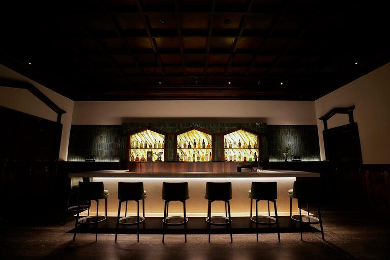 高く重厚な格天井の下に広がる、スタイリッシュでありながら、温かな息遣いに満ちた歴史を感じさせるオーセンティックなバー「Bar Hakodadi」。