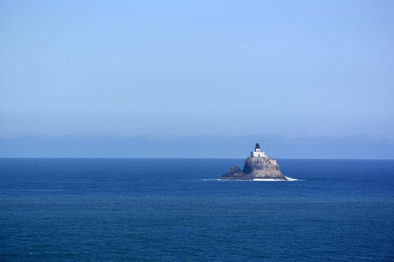 キャノンビーチ沖に見捨てられたように浮かぶ、今は廃業中のティラムック・ロック灯台。