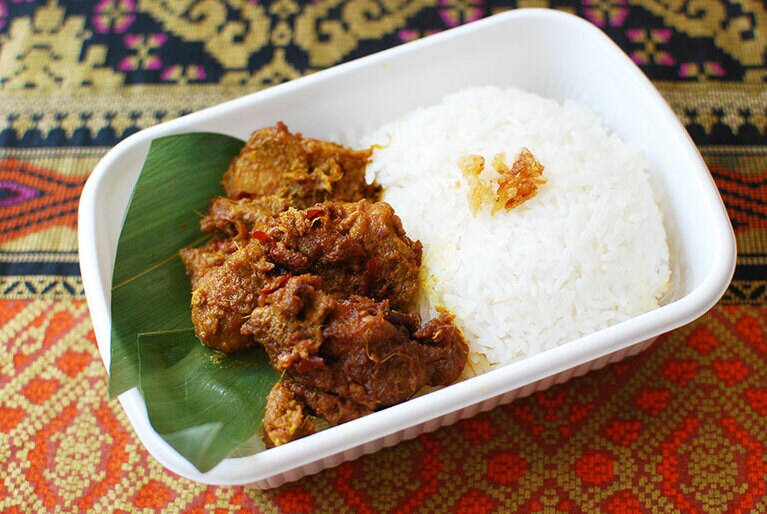 「チキンルンダン」600円。スパイスとココナッツミルクで鶏肉をじっくり弱火で煮こんだ料理。やわらかな肉質とあとをひくコク深さにハマる。