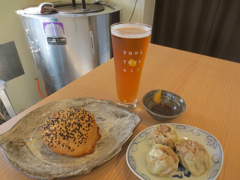 イートインの「クラフトビールセット」1,200円。胡椒餅1個＋特性肉焼売3個＋クラフトビール1杯。