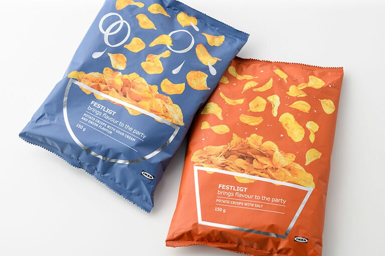 FESTLIGT 「ポテトチップス」。左から：サワークリーム／タマネギ、有塩 各329円(150g、税込)。