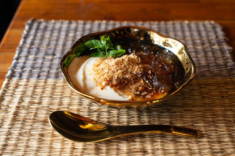 スイーツ店「白水豆花」(記事最後を参照)の麥芽糖花生桃膠豆花 60元。漢方食材でもある桃の木の樹液ゼリー入り。