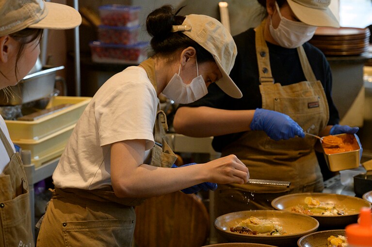 「Pizza 4P's Tokyo」のキッチンの様子。