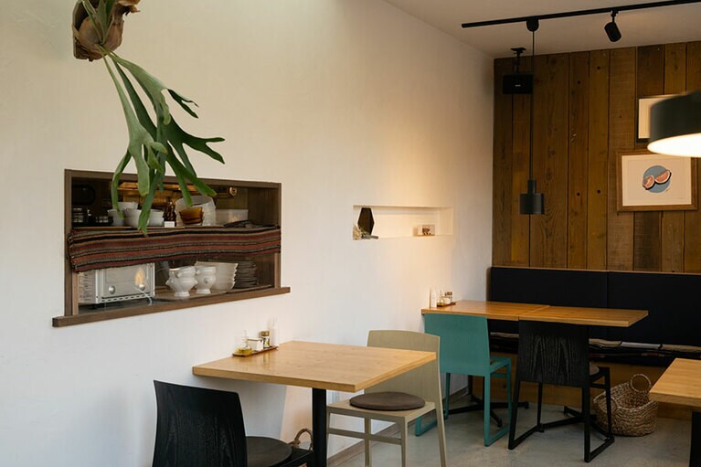 店舗は友人の力を借りてセルフビルド。白を貴重としたモダンな内装は居心地もいい。