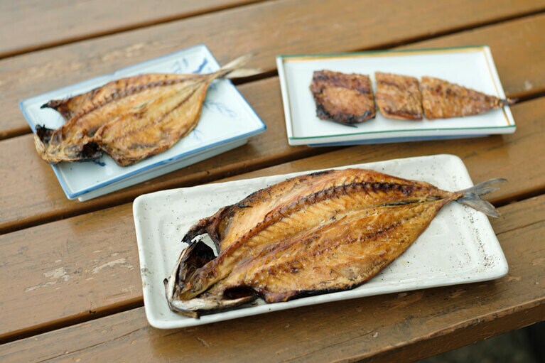 食堂メニューから。手前から時計回りに、塩さば 495円、あじ大 275円、さばみりん 385円。ごはんセット 495円をつければ定食に。