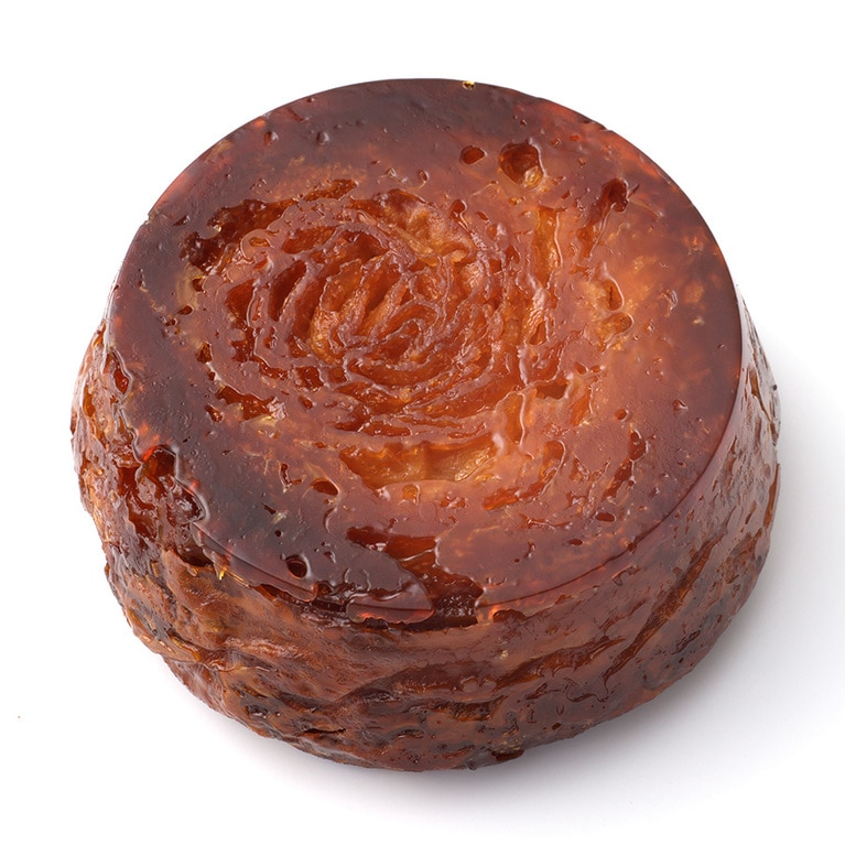 クイニー・アマン 410円。発酵生地にバターと砂糖をたっぷり折り込んだ、ブルターニュ語で「バターの菓子」を意味する伝統菓子。