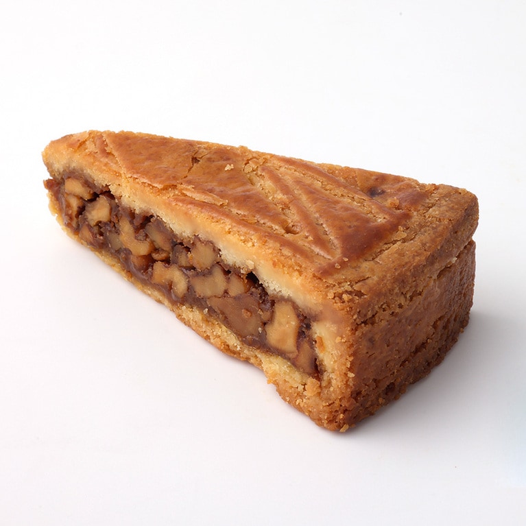 ガレット・ポン・ヌフ ドフィノワ 360円。ローストしたクルミをキャラメルと合わせ、アーモンド風味のタルト生地で包んだ、ドーフィネ地方のコク深い焼き菓子。