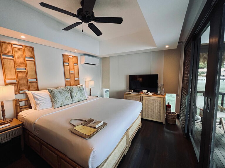 ウォーターコテージの室内。ベッドが大きな窓に向かって置かれているので、目覚めた瞬間から海を眺めることができる。