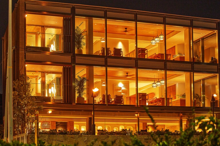 木の温もりと存在感のある石壁が鎌倉の海と調和した「UMITO鎌倉腰越」の外観。1階はレストラン。2・3階はそれぞれワンフロア1室のスイートルーム。