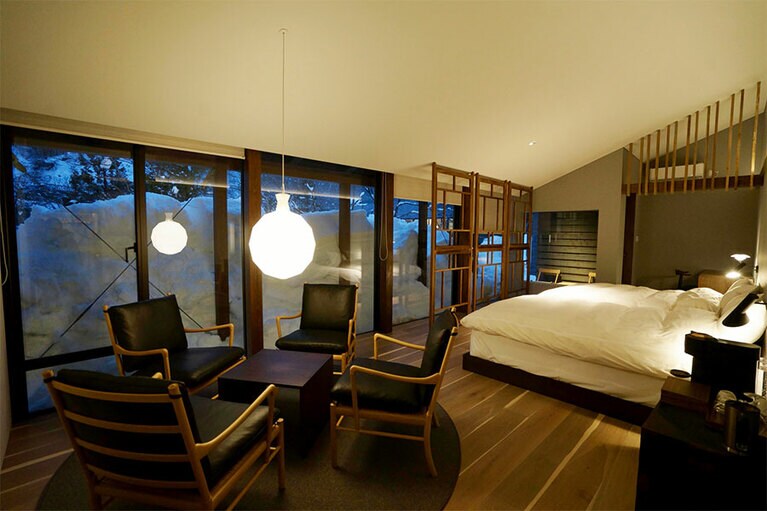 49平方メートルの「コテージ3」には、ワイドダブルサイズのベッドが2台で、定員は4名。眺めのいいテラスがあるが、この日は屋根から落ちた雪が積もっていた(笑)。これも豪雪地ならではの冬の風物詩だ。