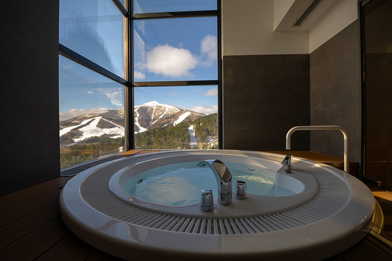 2つのホテルを擁する星野リゾート　トマムで贅沢な滞在を楽しむなら、全室スイート仕様で展望ジェットバス付のリゾナーレトマムがおすすめ。