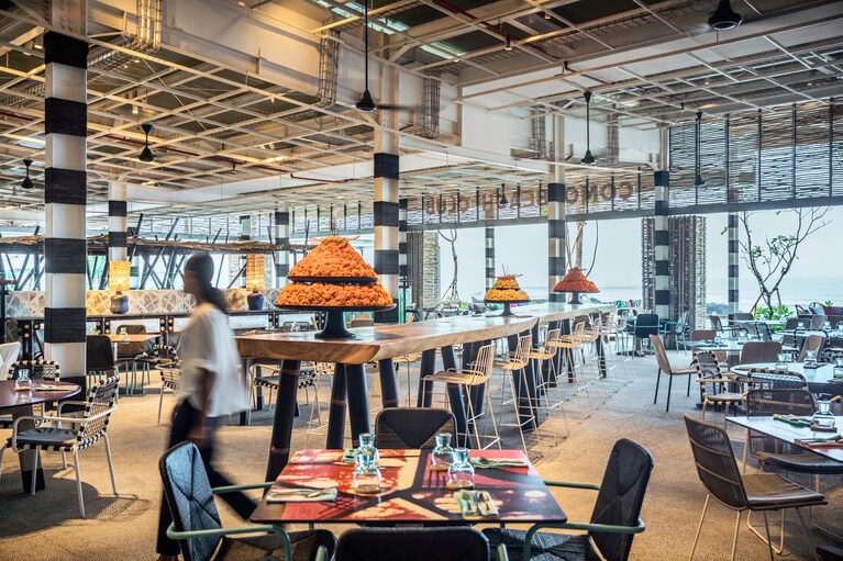 どこか倉庫や体育館のようなイメージのコモ ビーチクラブ。テラス席が人気です。