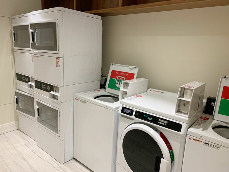 洗濯機から乾燥機まで全て完備。ファミリー旅行や長期滞在にも心強い。