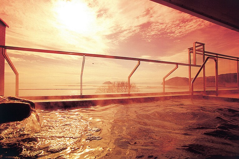 湖畔に湧いた黄金色のやわらかないで湯。