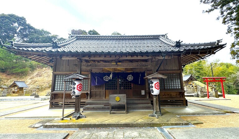 田園風景を見下ろす小高い丘に建つ佐香神社（別名・松尾神社）。