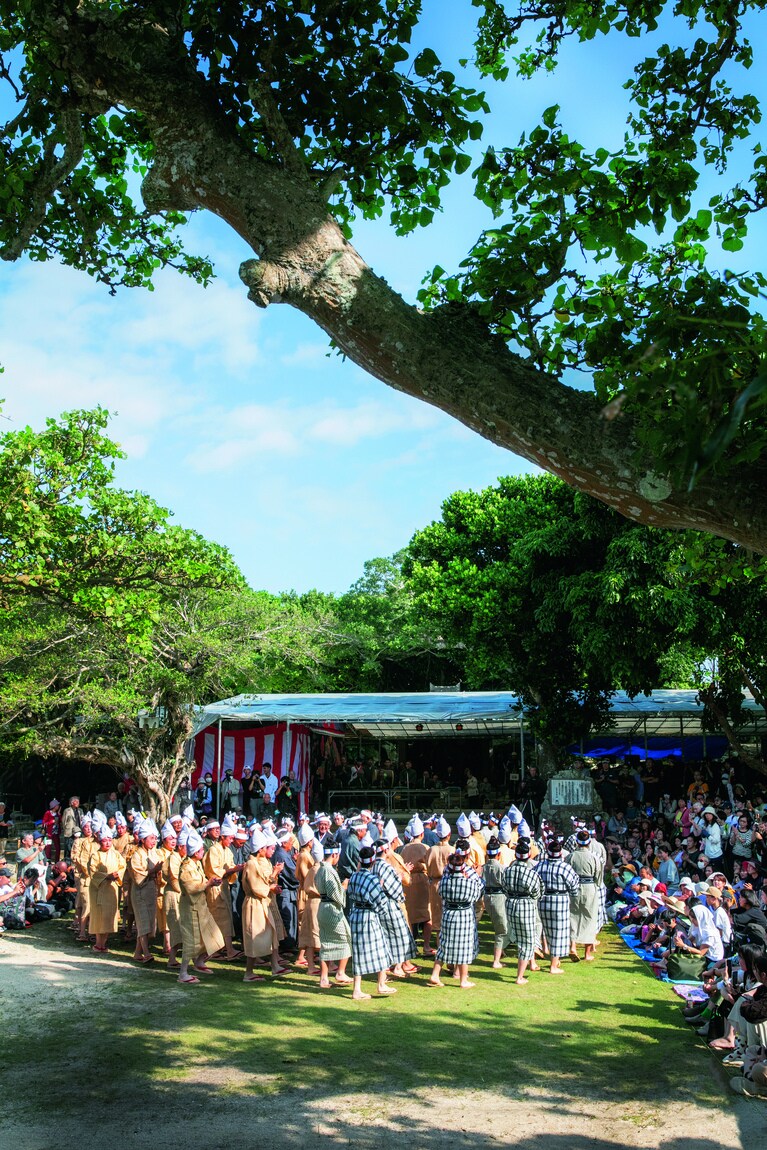 島民が一丸となって参加する様子に旅人たちの心も熱くなります。