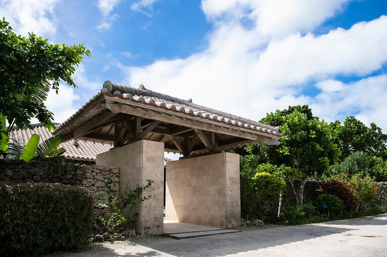 石垣島から船で約10分。港からは宿泊者専用の車で「星のや竹富島」に到着。