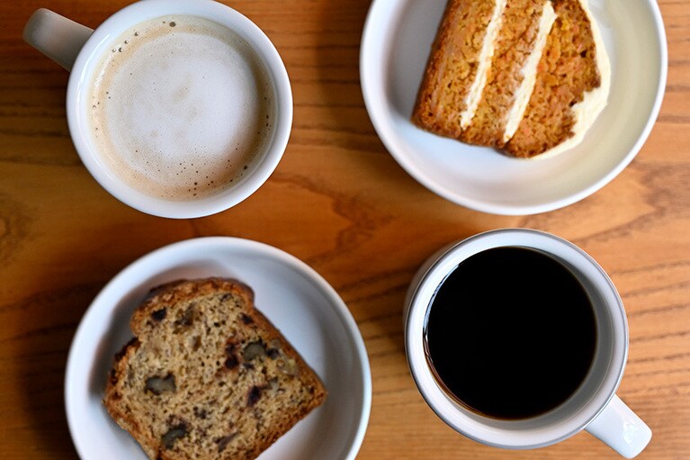 右上：「キャロットケーキ」(400円)、左下：「バナナブレッド」(380円)。