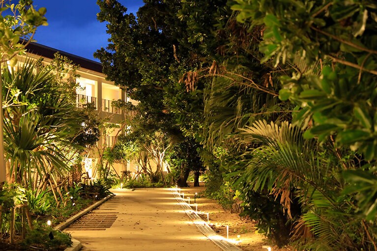 リゾートの敷地内には、保安林を生かしたガーデンが広がっている。