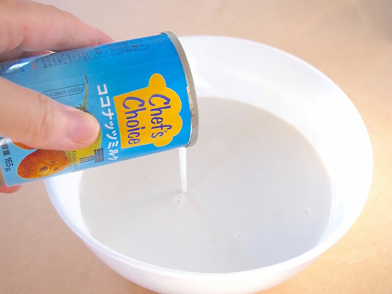 （3）ボウルにココナッツミルク、豆乳、甘酒、はちみつを入れてよく混ぜます。