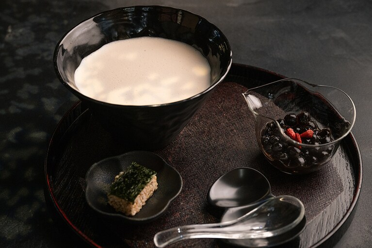 メニューは大きく漢方ミルクティー（茶奶）、ブラックティー（茶淸）の2種類に分かれており、全12種のドリンクとフードメニューが揃う。こちらはセイロン紅茶をベースに、シナモン、クローブ、カルダモンなどが入った漢方ミルクティー“Sunny Warmth Tea”。デトックス作用、利尿作用があり、むくみ解消が期待できる。 スパイスには血行促進作用があるため、冷え性の方におすすめ。