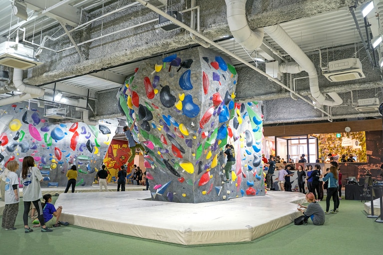 会場はボルダリングジム「B-PUMP OGIKUBO」。多くの人で賑わっていた。