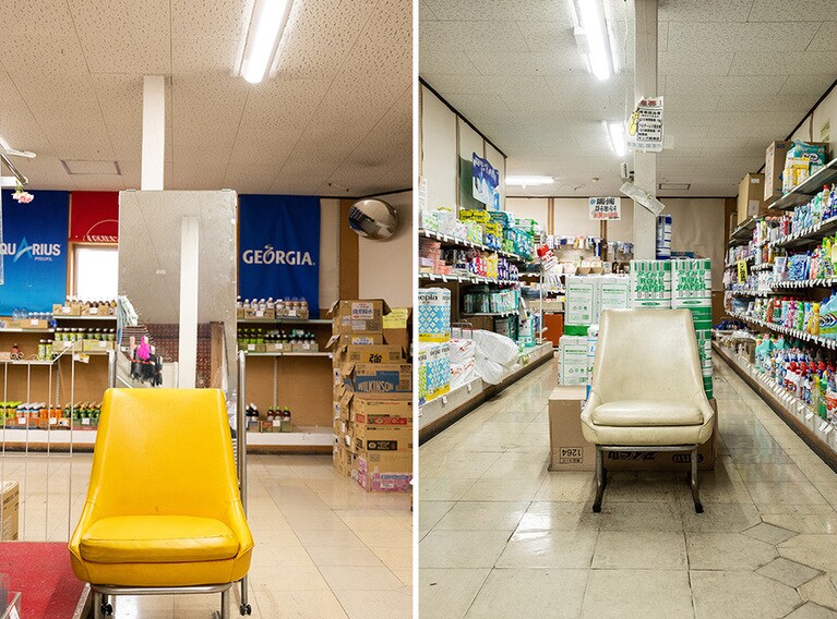 日用品の商品棚が並ぶ2階には、ポツンと椅子が置かれていたりします。