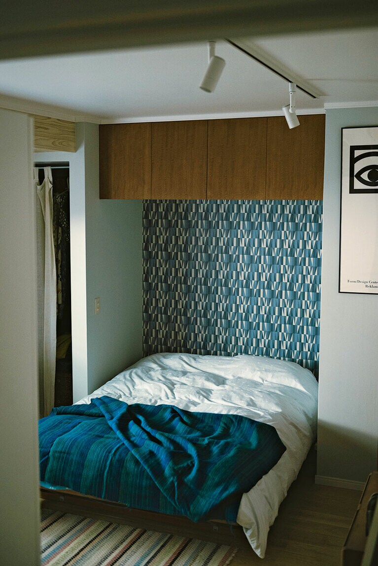 押入れだった場所にはまったベッド。北欧の壁紙で気分もアップ。