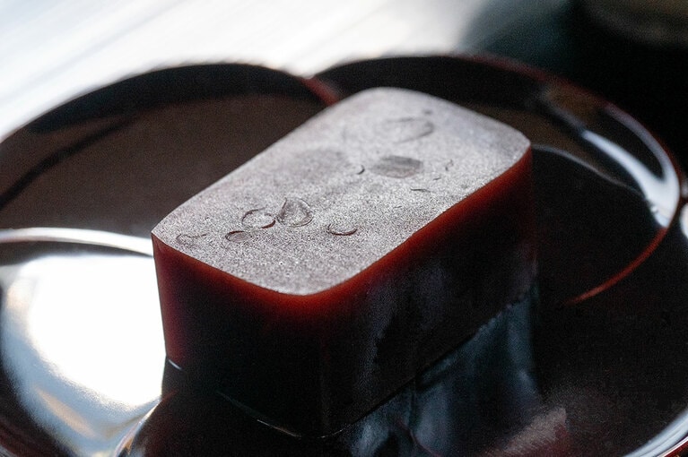 「羊羹　小倉羊羹『夜の梅』」飲み物付き1,760円。