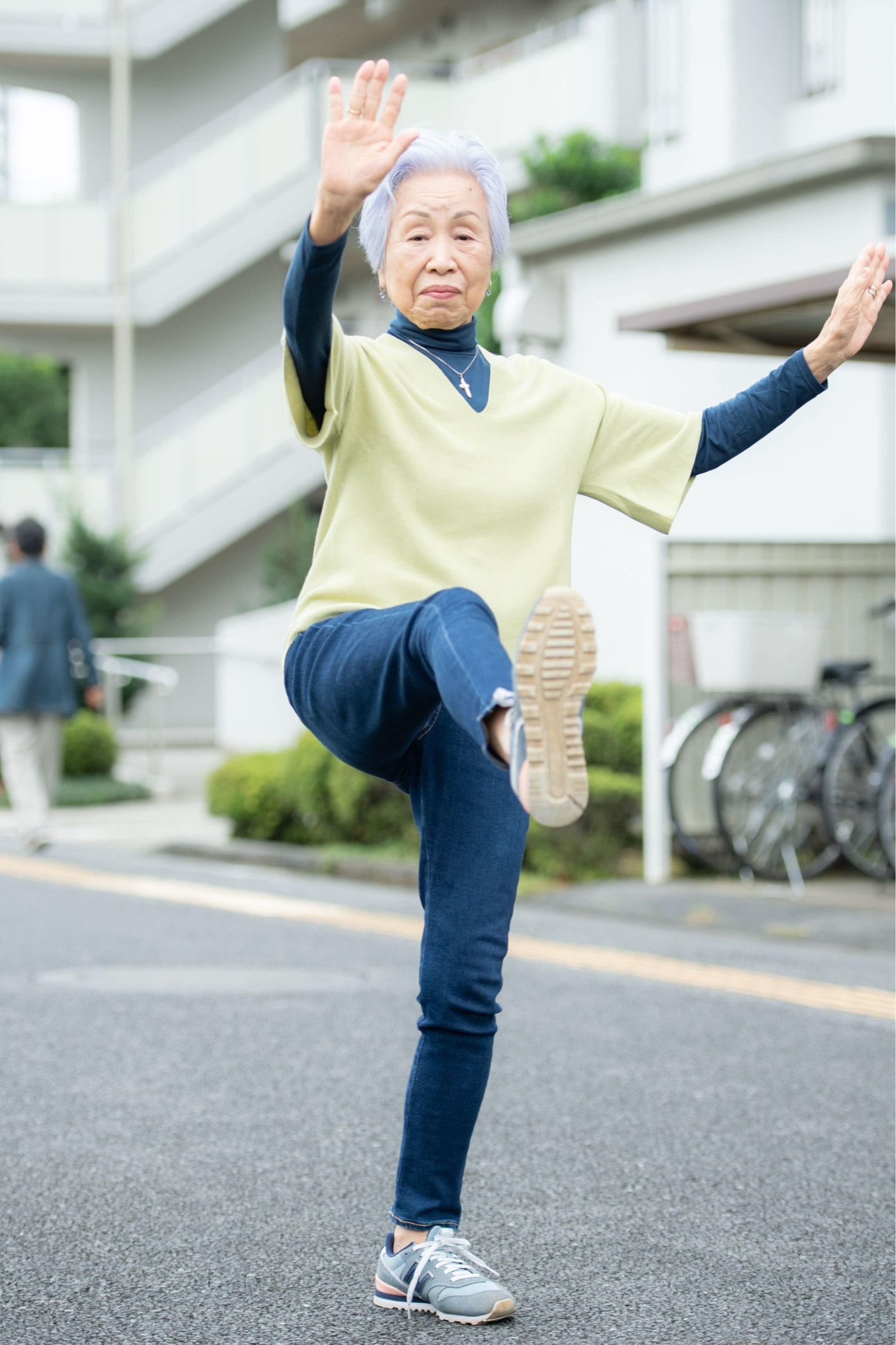 90歳という年齢を感じさせない体幹の強さは、日々取り組んでいる太極拳の賜物　©文藝春秋
